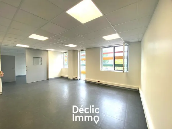 Local d'activité 2 pièces 71 m²