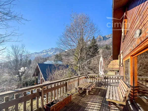Chalet Individuel - Terrain de 926 m² arboré - Vue Chartreuse - Au calme - Grande Pièce de vie lumin