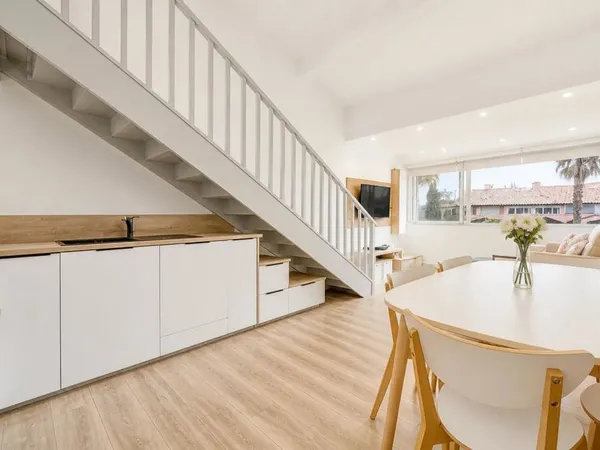LA LONDE-LES-MAURES  APPARTEMENT DUPLEX RÉNOVÉ À QUELQUES PAS DE LA PLAGE