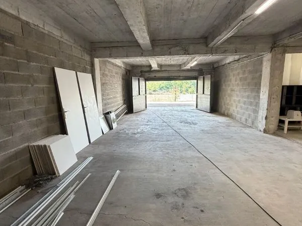 Parking/box 70 m² CHAZAY D AZERGUES