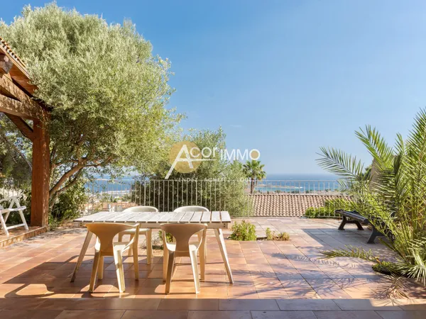BANDOL - PROPRIÉTÉ DE CARACTÈRE DE 230 m2 - VUE MER - TERRAI