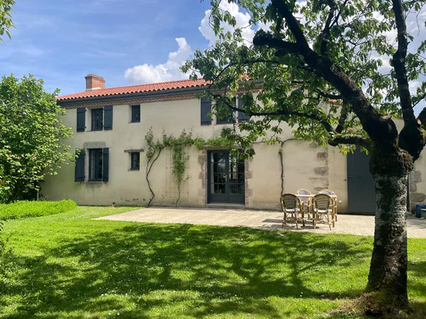 Ensemble immobilier de caractère Maison en pierre, Grange, dépendances.