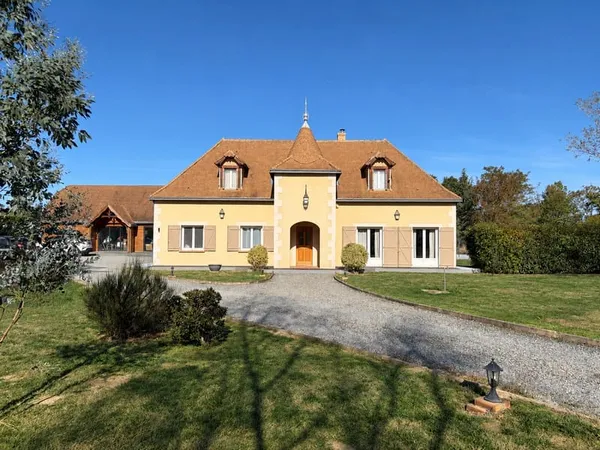 Belle propriété de 205 m2 sur 1,8 hectare avec dépendance
