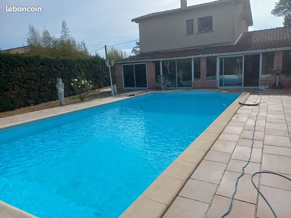 Maison piscine grand terrain quartier très agréable