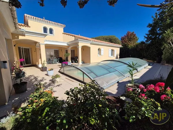Maison 2 suites parentales + bureau / piscine