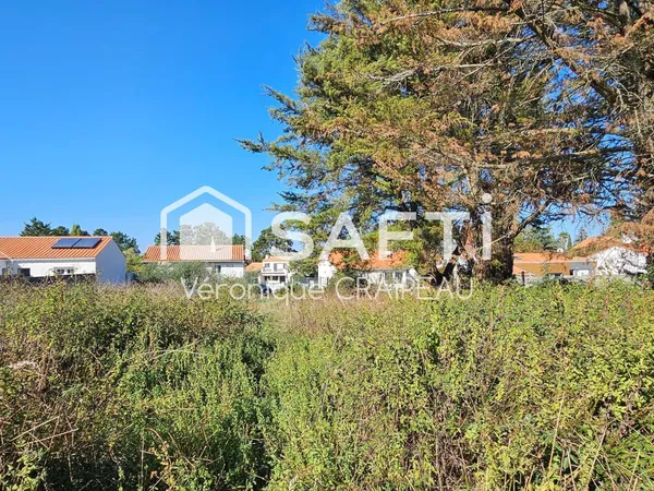 TERRAIN CONSTRUCTIBLE - 704 m² - À 5 MINUTES DE BRÉTIGNOLLES-SUR-MER ET SAINT-GILLES-CROIX-DE-VIE