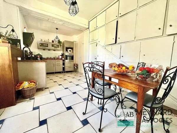 Bourgeoise 210m2-7chambres-Garage double- Jardin 317m2.