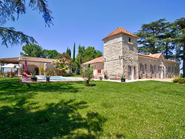 Demeure de prestige de 444 m2 avec 3 Gîtes indépendants, salle de jeux commune, piscine, double gara