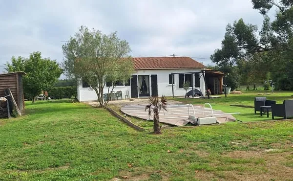 MAISON AVEC PISCINE ET GRAND TERRAIN A VENDRE PROCHE LANGON