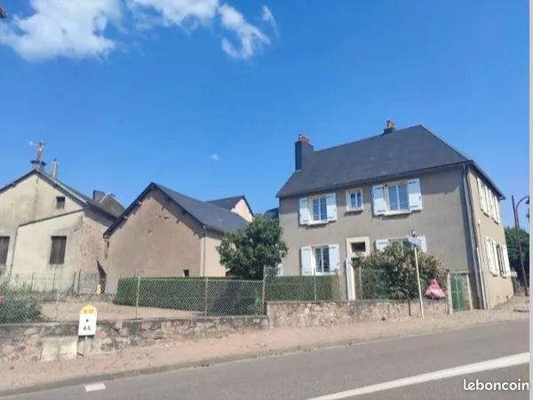 Deux maisons dans une,3 chambres, 2 salle de bain, 2 salles a manger, 2 cuisines,jardin,cour, 2 gren