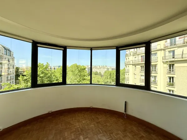 Appartement 3 pièces en étage élevé avec balcons et vue déga