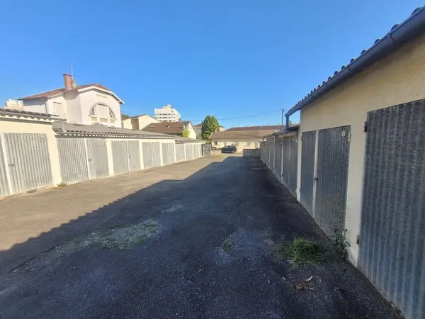 LIMOGES très bon emplacement pour cet ensemble de 24 garages