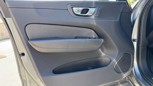 Volvo XC60 2.0 B4 197 Mild-Hybrid Geartronic8 - R-Design – 2020 – 142691 km – Diesel – Boîte Automatique — photo 20