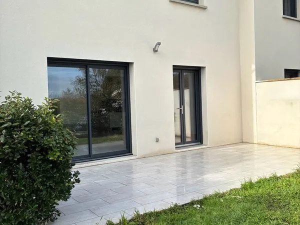 Maison récente centre village 100 M2 + garage et jardin