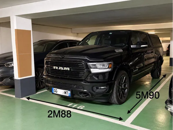 Parking pour très grande voiture / camionnette et moto