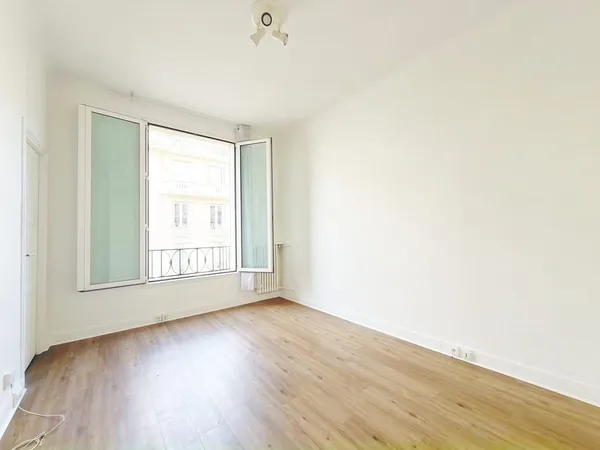 Beau 2 pièces au calme d'un square privé