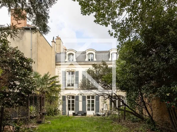 HOTEL PARTICULIER CENTRE-VILLE AVEC JARDIN