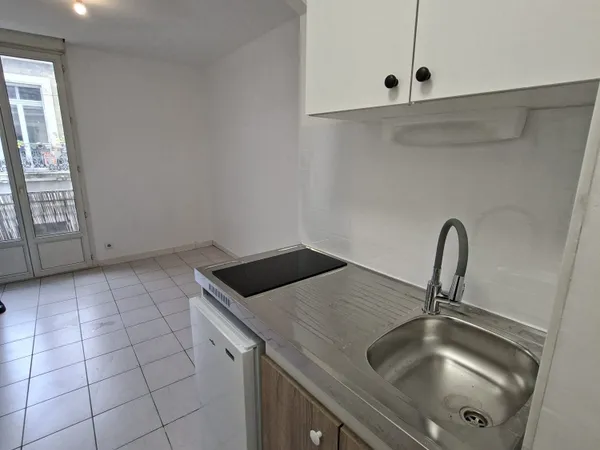 A LOUER - QUARTIER GARE STUDIO RENOVE 16.50M² - 389.50€CC-
