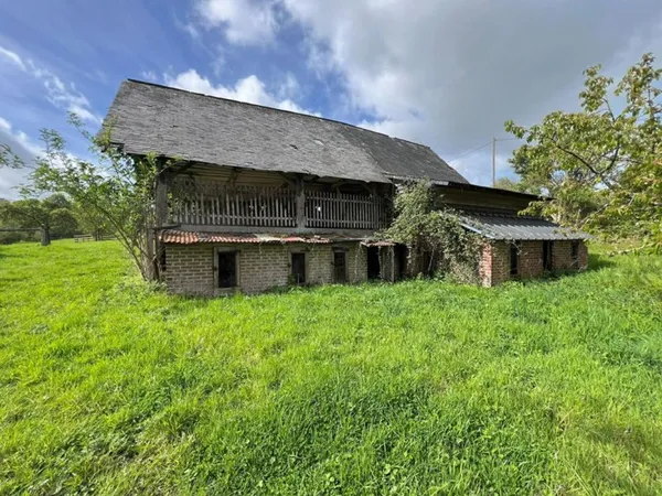 Beaumont-en -Auge- A vendre grange à rénover avec terrain