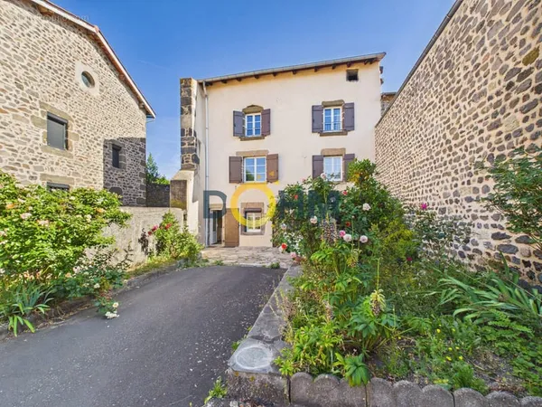 Maison de village 110m2 avec cour et dépendances