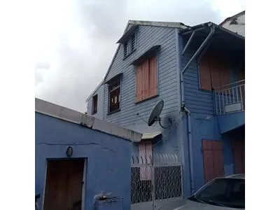 Villa F4 de villa avec deux dépendances à rénover