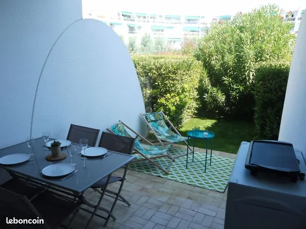 Studio cabine meublé avec loggia, jardin et parking privatif