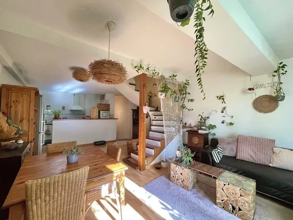 Spacieuse maison de village avec patio et potentiel de développ