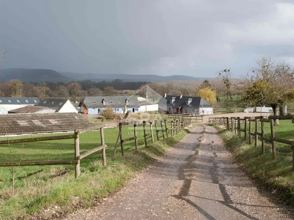 ENSEMBLE IMMOBILIER HARAS SUR 10 HECTARES DE TERRAIN