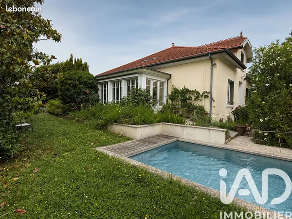 Maison 8 pièces 220 m²