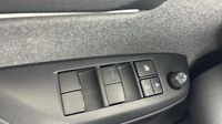 Toyota Yaris 116h Design 5p — photo 28