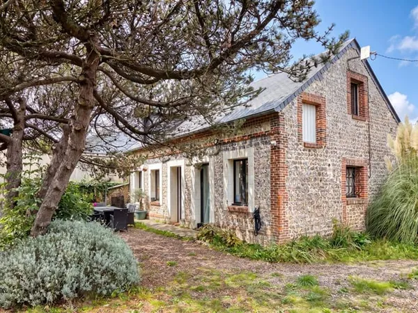 Briques et silex en parfait état au coeur du village