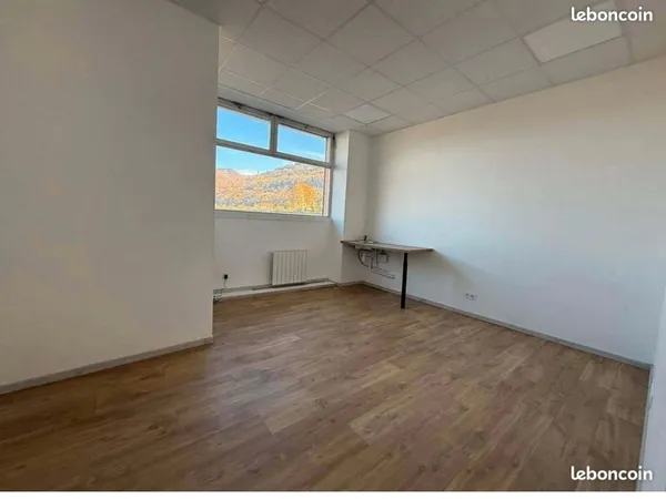 Local commercial 25 m² potentiel 50 000 clients jour voiture