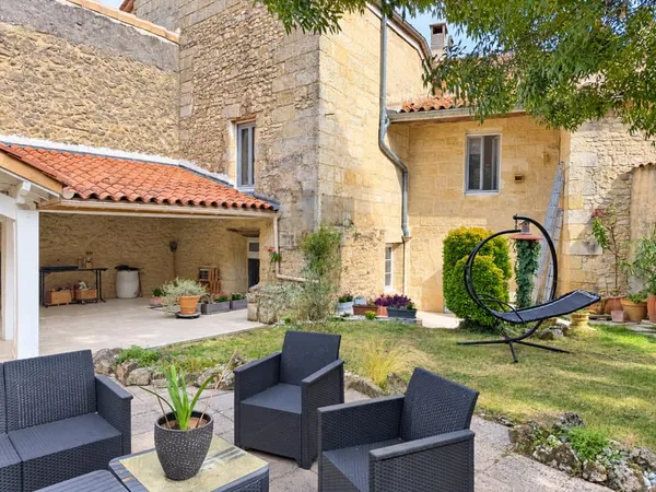 Maison en pierre de 292 m2, à 5 minutes de Branne