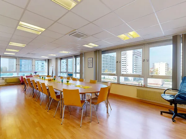 Bureaux 14 pièces 561 m²