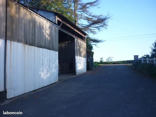 Emplacement camping car dans hangar fermé