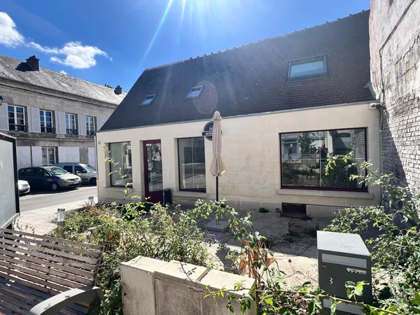 Immeuble 100 % rénové composé d'un local commercial et un appartement F3