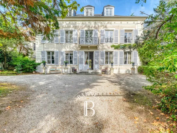 Seine-et-Marne — Maison de maître du XVIIIe siècle, dépendances et parc de 6 000 m²