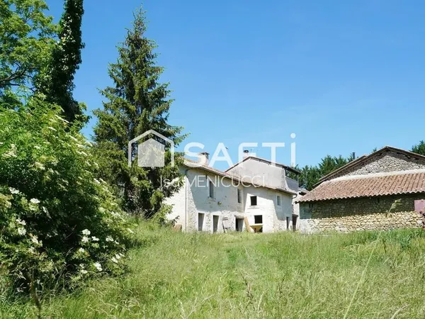 Bel ensemble de bâtiment anciens en pierre
