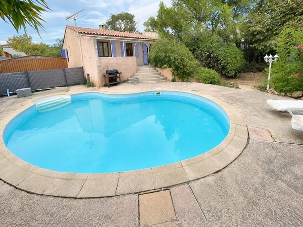 Maison de plain-pied de 80 m² avec piscine - La Fare les oliviers