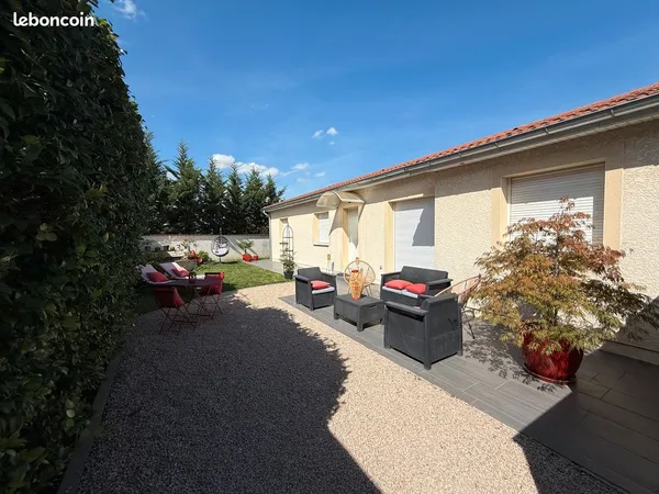 Maison familiale plain-pied, 127 m² située à Meyzieu secteur Nord Ouest. DPE B