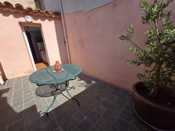 Maison avec garage et terrasse