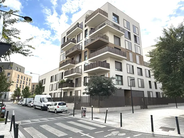 Appartement contemporain et lumineux dans résidence récente.