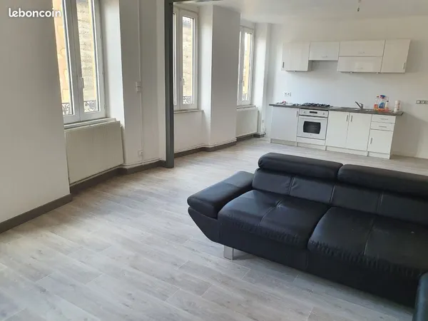 Charlieu centre 1 er étage, appartement très lumineux, avec cuisine équipée