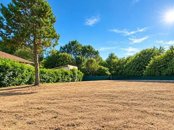 Terrain 618 m²