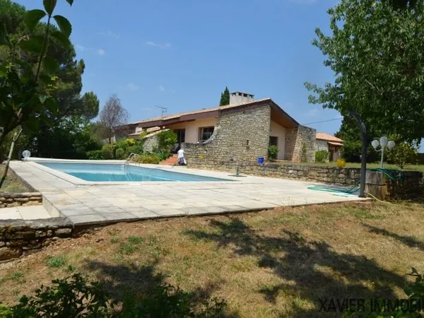 Maison d'architecte avec piscine au coeur d'un environnement privilégié.