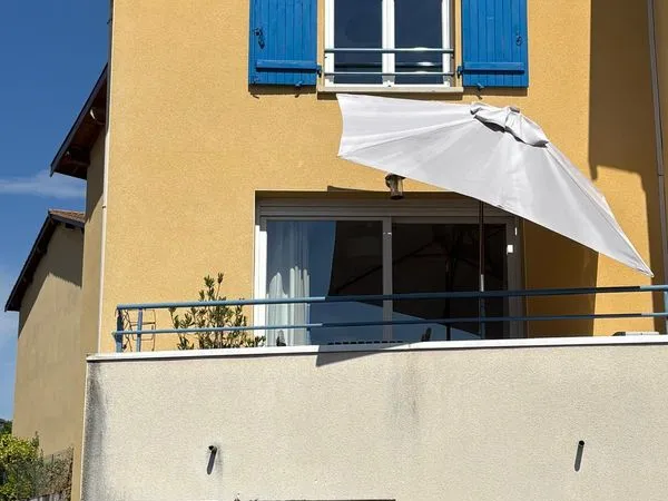 VOURLES - Triplex au coeur du village