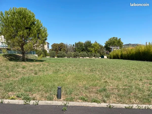 Terrain constructible d'environ 3000 m²