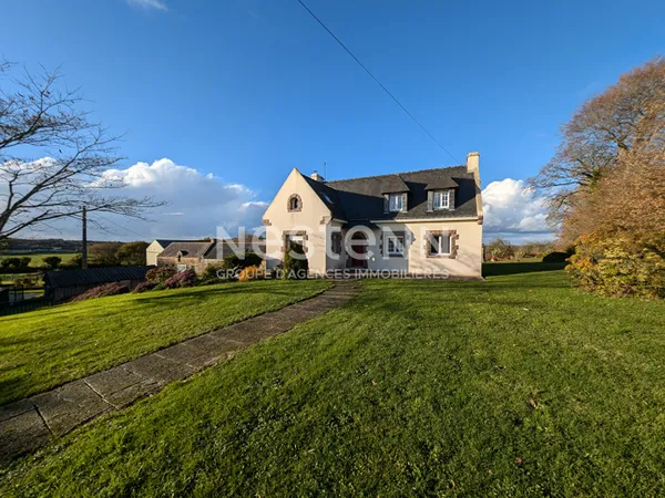 Ensemble immobilier à vendre à Plumelin - 7 hectares de terre