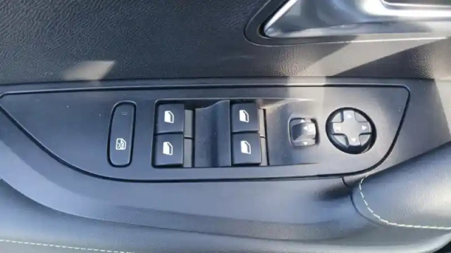 Peugeot 2008 hybrid 136 e-dcs6 — photo 33