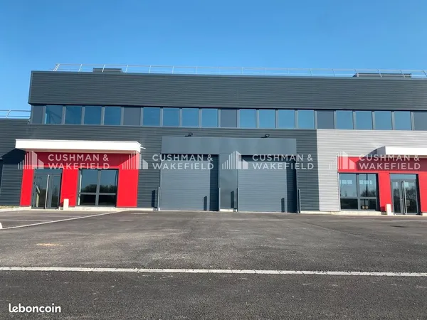 Local 748 m²